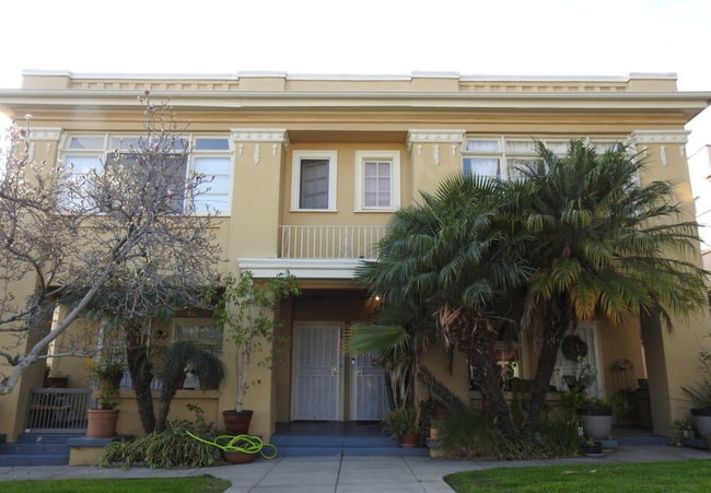 Building Photo - 2009 N Vermont Ave