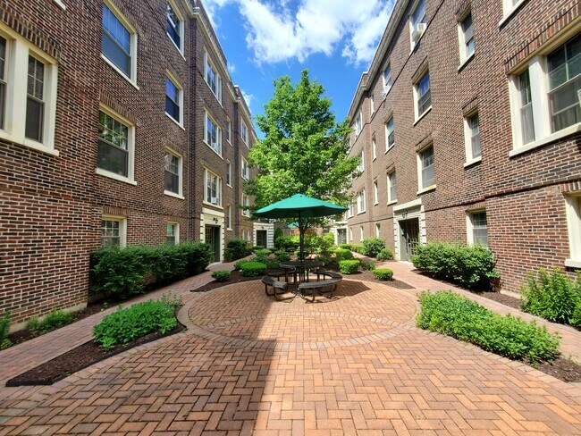 Patio de la puerta principal - 435 N Lombard Ave