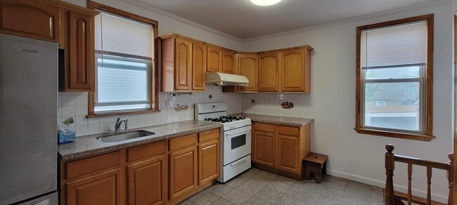 Building Photo - 712 5th St