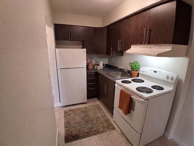 Photo du bâtiment - University Ave Apartments Windsor