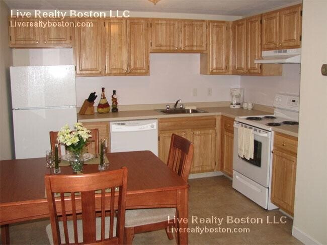 Foto del edificio - 12 Totman Dr