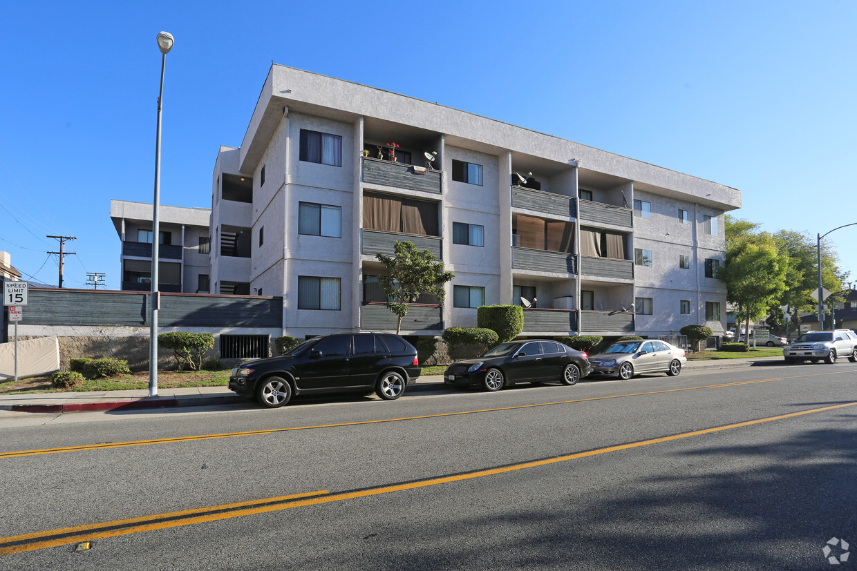 Building Photo - Belmont Plaza Apartment