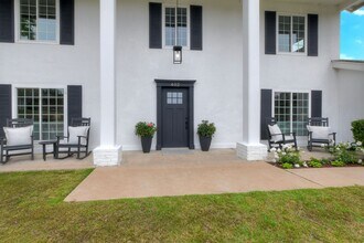 Building Photo - 402 Parkwood Ln