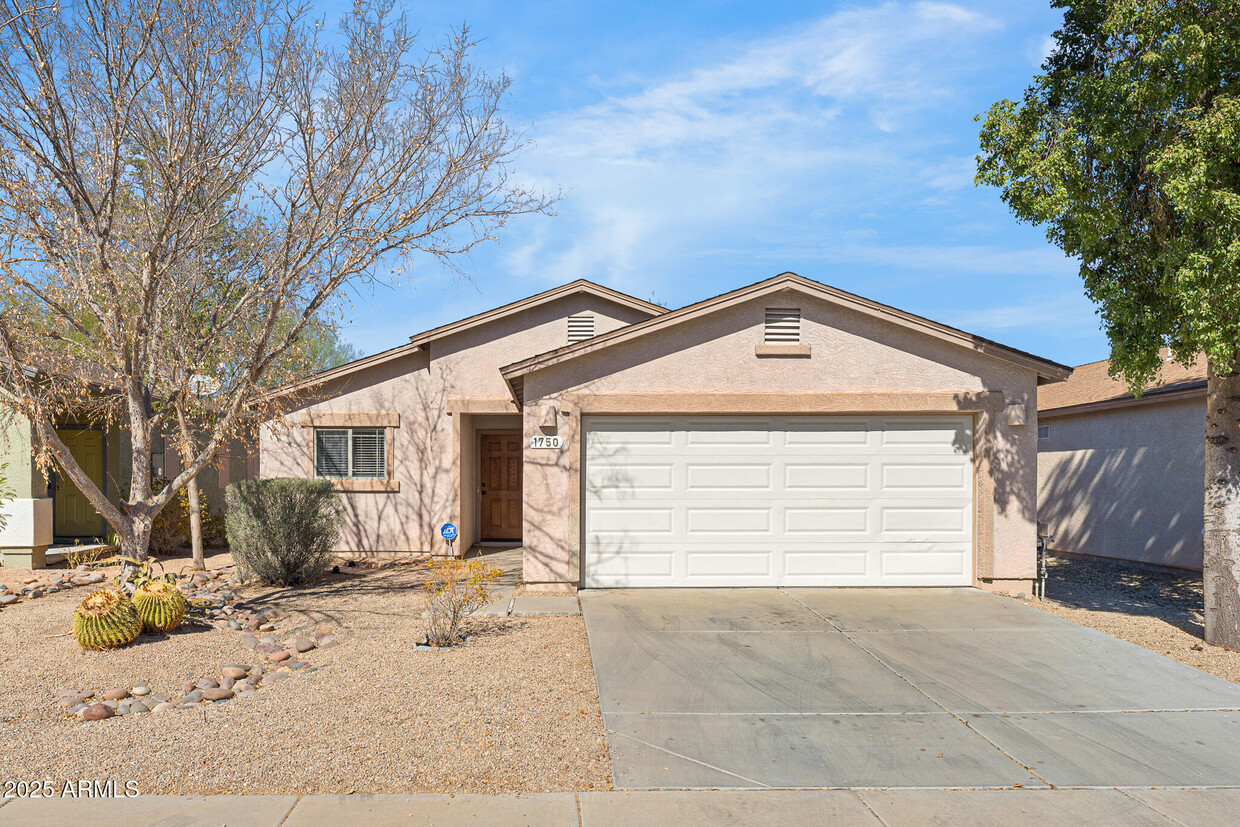 Foto principal - 1750 E Desert Rose Trail