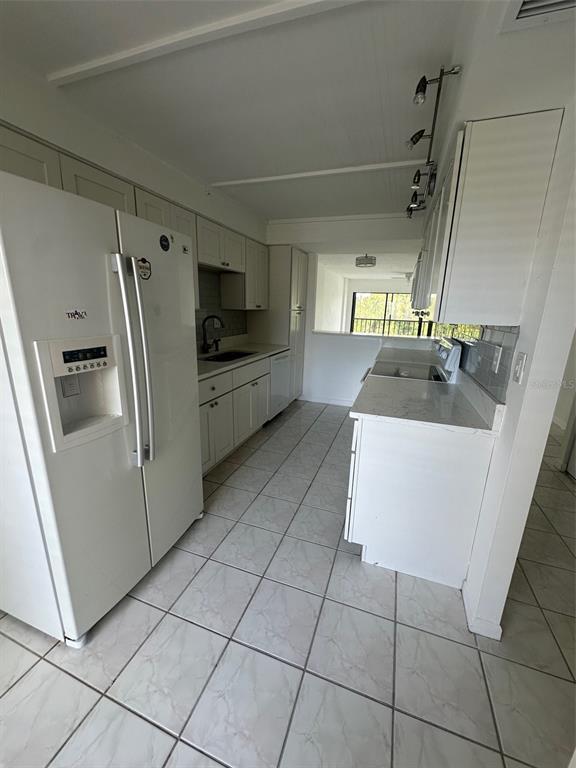 Building Photo - 2700 Cove Cay Dr