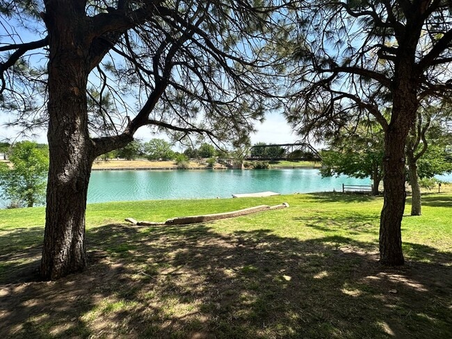 Building Photo - Gorgeous 3 Bedroom on the River