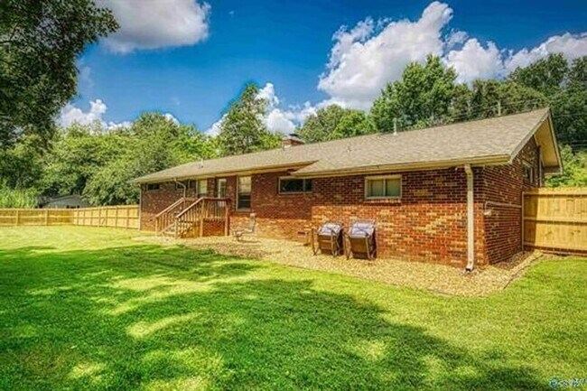 Building Photo - 508 Cole Dr SE