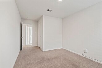 Building Photo - 15231 Central Lakes Dr