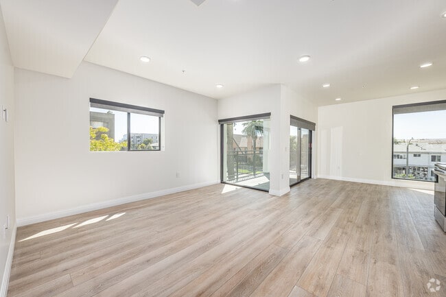 2BR, 2BA - 900SF - Living Room - Onyx154 Apartments