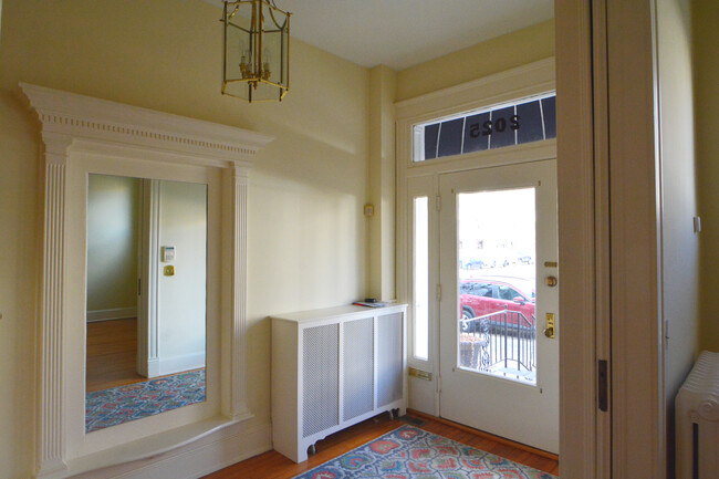 Building Photo - 2025 Grove Ave