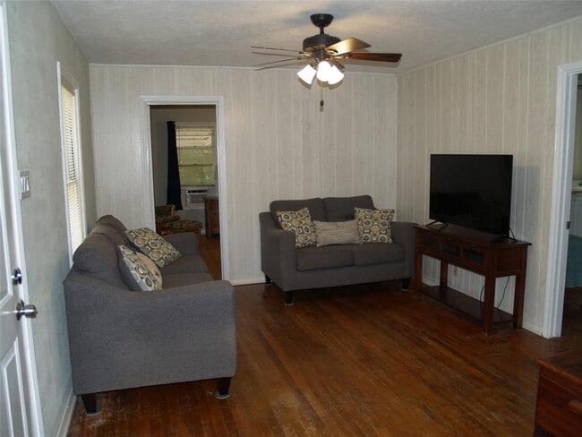 Building Photo - 11131 Woodside Dr