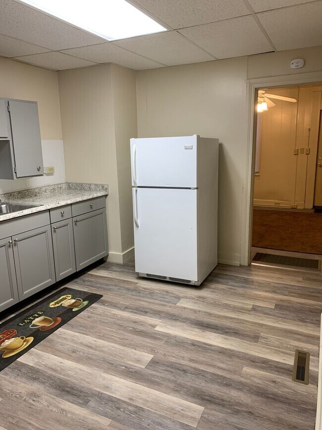 Building Photo - Available Now! 2-3 Bedroom 1 Bath House-Yo...