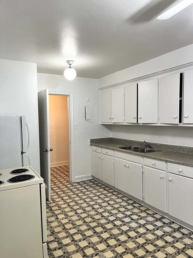 Building Photo - large open concept with lots of natural light