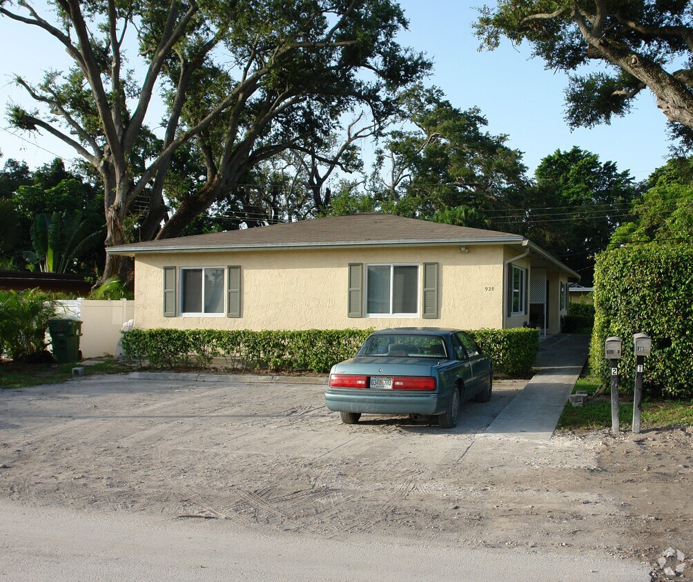 Primary Photo - 920-930 SW 28th St