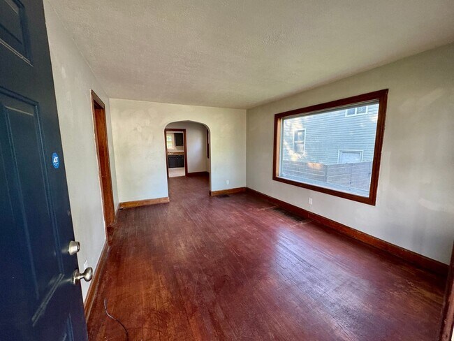 Foto del edificio - 3 Bedroom House in South Louisville - Fenced Yard, Off-Street Parking, Pets OKAY!