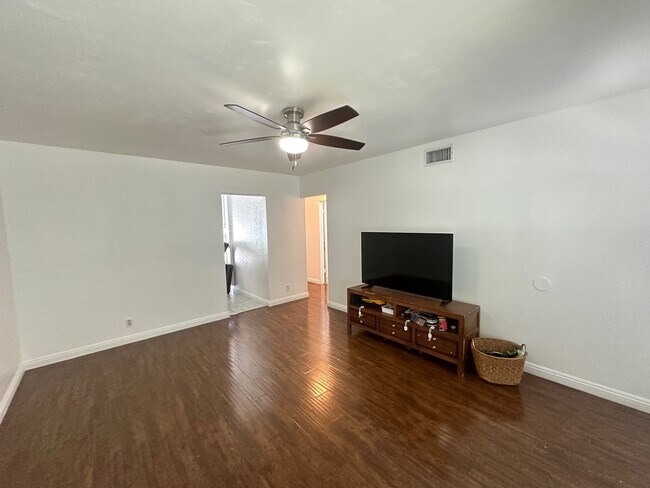 Foto del edificio - Charming 1 Story 2 Bed 1 Bath Condo in Ana...