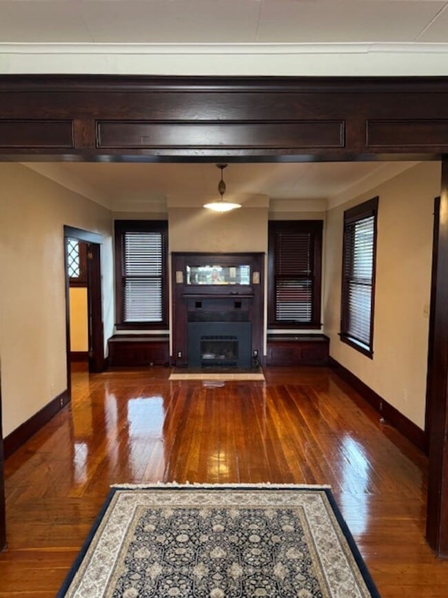 Foto del edificio - 4 Bedroom Home Beautifully Updated w/ Original Character