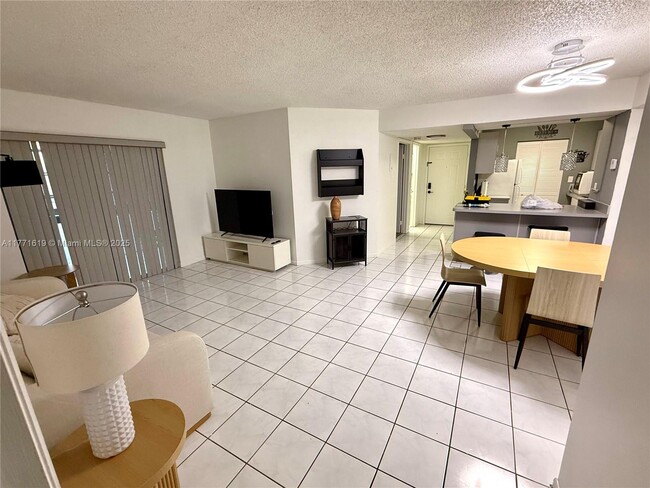 Foto del edificio - 20741 NE 4th Ct