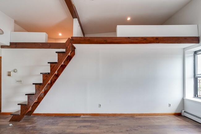 Building Photo - 1093 Summit Ave