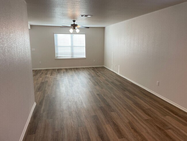 Foto del edificio - *Tax Relief Special!* Three Bedroom | Two ...