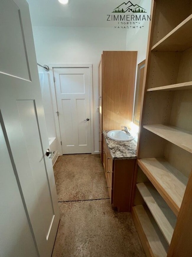 Building Photo - Modern 2 Bedroom Home in the Heart of Springfield!