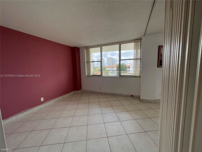 Foto del edificio - 2 br, 2 bath Condo - 3180 S Ocean Dr Apt 520