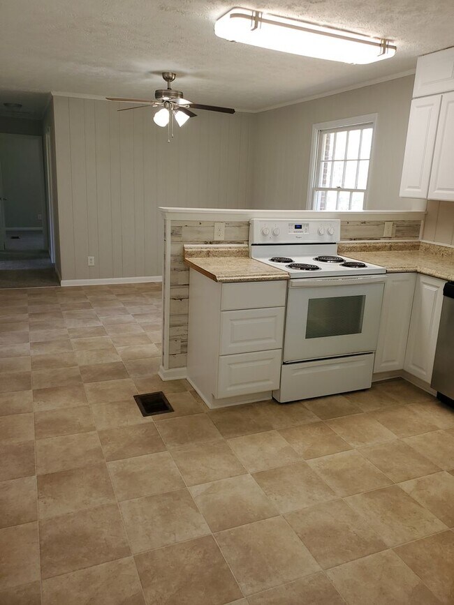 Building Photo - 2782 Lake Harbin Rd