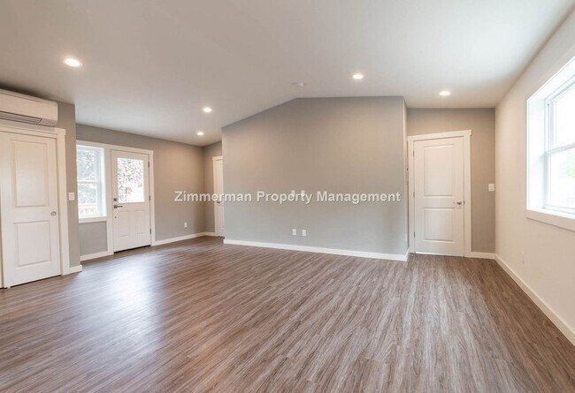 Building Photo - 2 br, 1 bath House - 740 W 7th Aly.