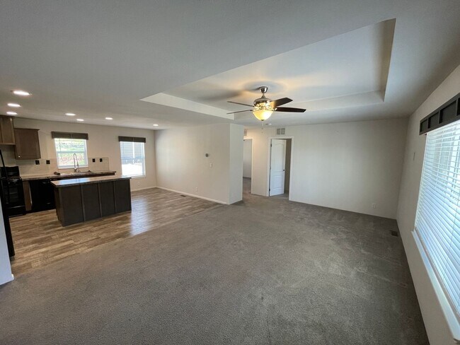 Building Photo - Great Location, 3 bed 2 bath with carport....