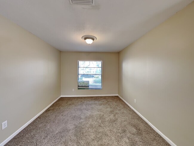 Building Photo - 4444 Summer Oak Dr