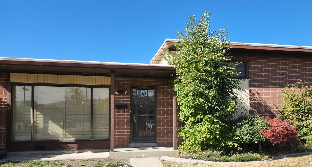 Primary Photo - 1211 N Oakley St