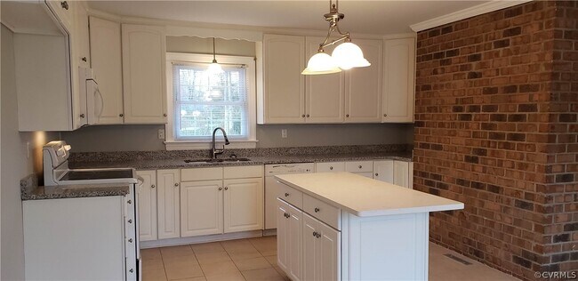 Foto del edificio - 13311 W Salisbury Rd