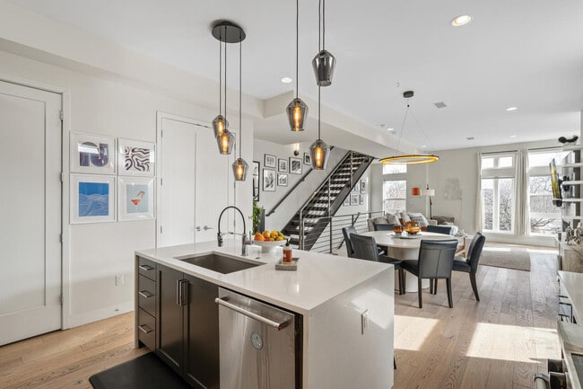 Building Photo - 4001 W Conejos Pl