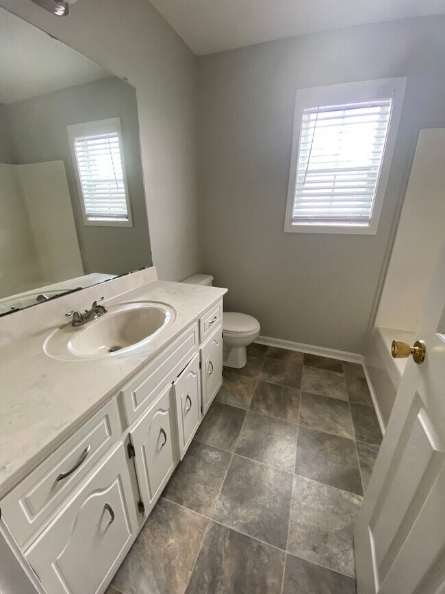 Building Photo - Cute 3 Bedroom MINUTES from Gate 1 At Ft C...