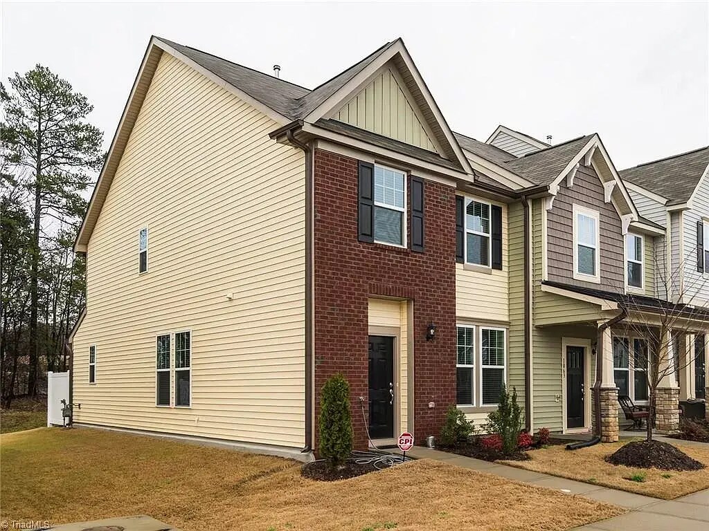 Front- Red brick end unit - 1067 Kenross Dr