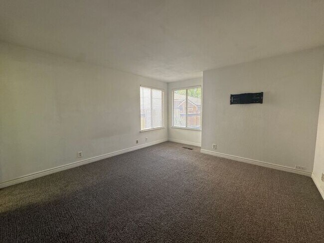 Building Photo - 3 bed, 2 bath Property in Sparks - Availab...
