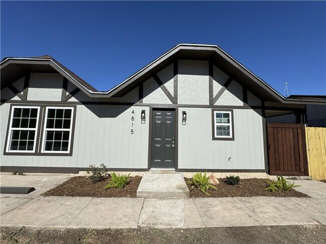 Building Photo - Beautifully updated 3/2 single family home