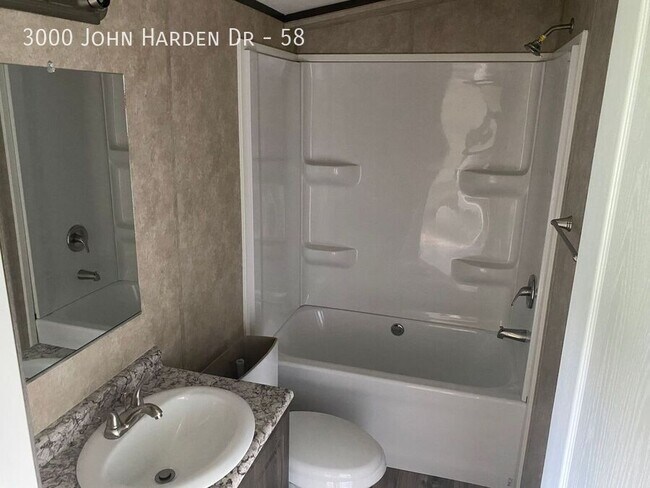 Foto del edificio - 3000 John Harden Dr