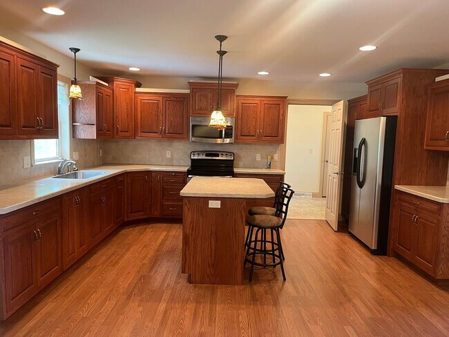 Foto del edificio - Now Leasing – Beautiful Well Maintained 3-...