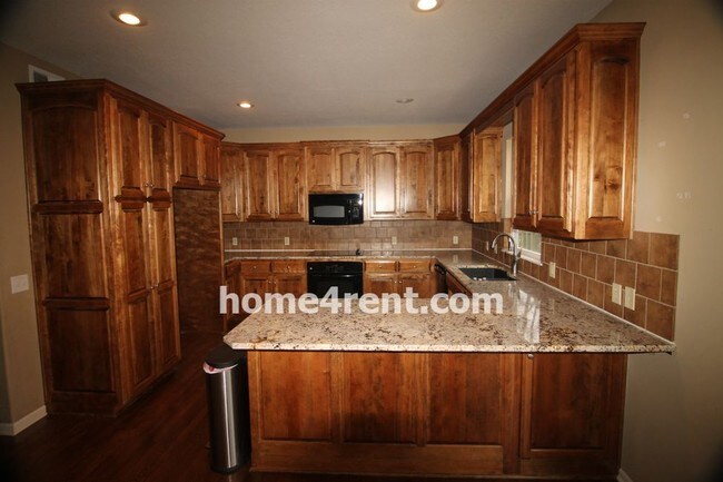 Building Photo - 1332 NE Kenwood Dr