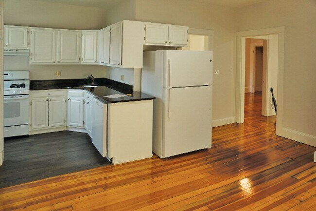 Building Photo - 9/1 Spacious, sunny 3BR/2BA, w/d in unit