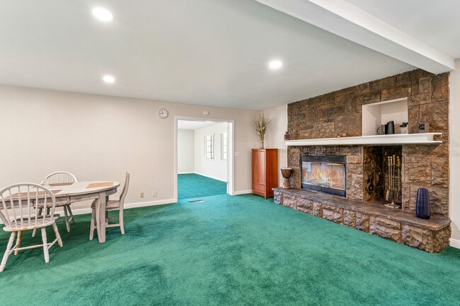 Building Photo - 965 Sandalwood Dr