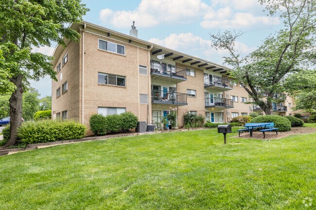 Exterior trasero - Fairfax Heritage Condominums