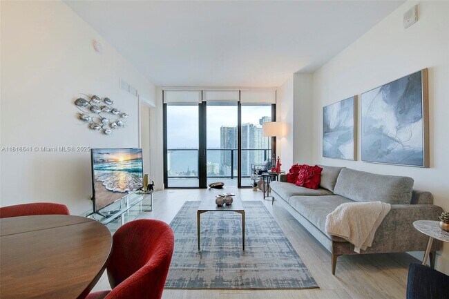 Foto del edificio - 121 NE 34th St