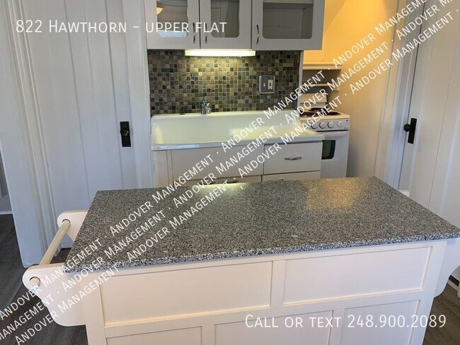 Building Photo - Two Bedroom Flat near Downtown Royal Oak