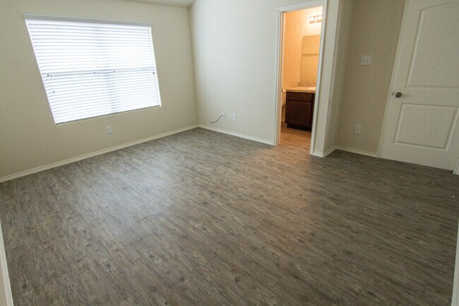 Foto del edificio - 2105 Oakwood Forest Dr