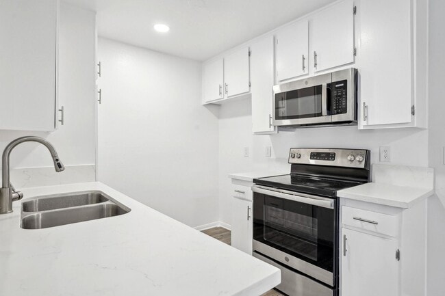 Interior Photo - 4444 Ensign Avenue
