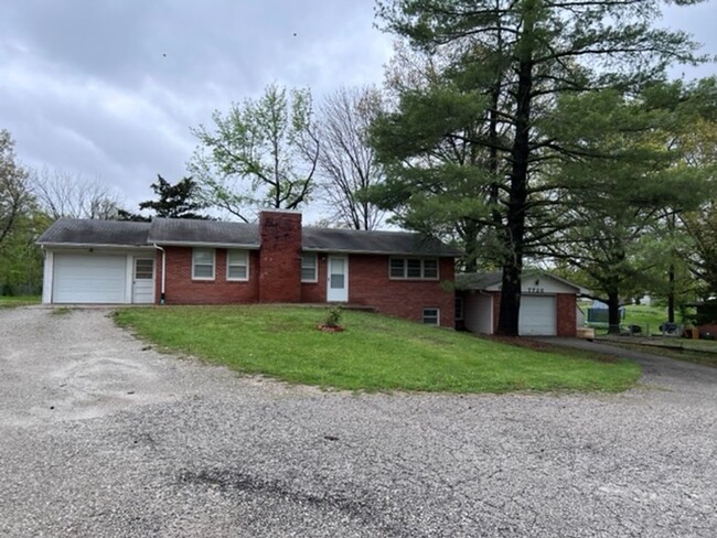 Building Photo - 2 Bedroom house large back yard