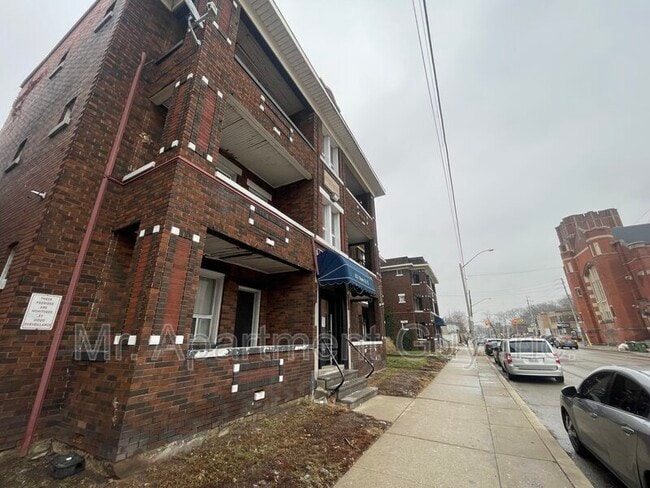 Building Photo - 821 Main St E