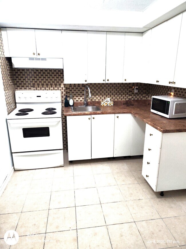 Building Photo - 704 Windflower Crescent